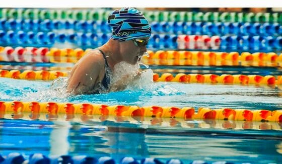 Nadadora en la piscina
