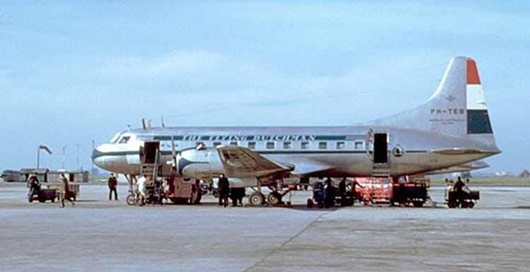 Convair CV-240 de la Compañía KLM en tierra