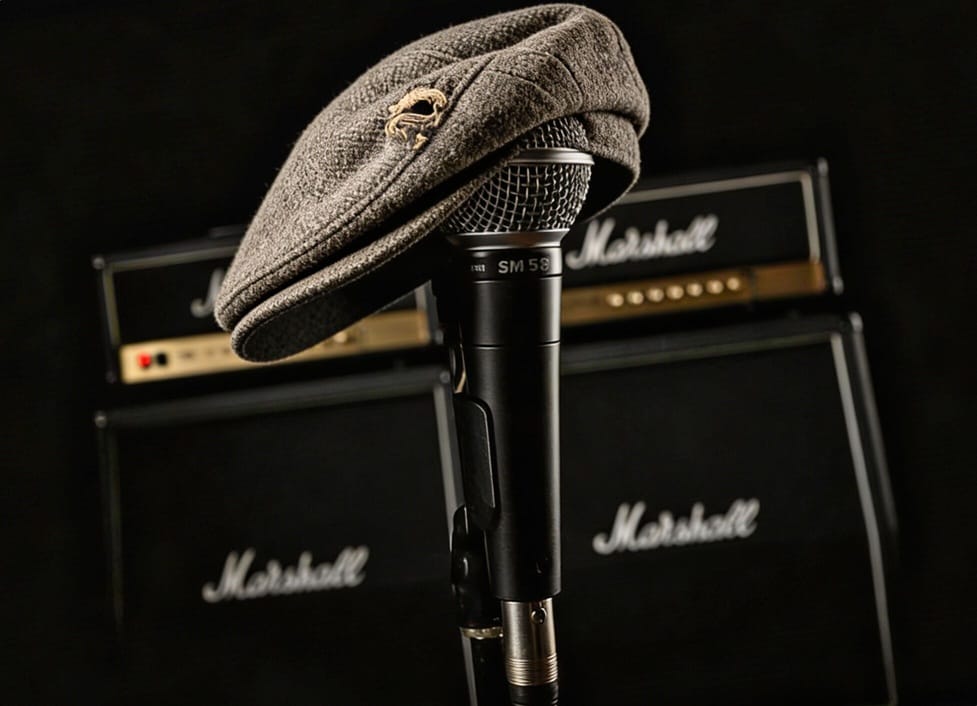 Gorra colgando de un micrófono 80's