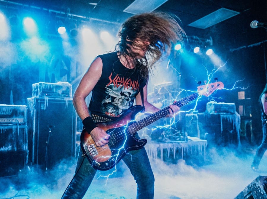 Bajista en plena actuación