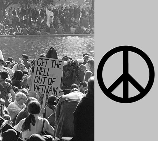 Manifestantes antibelicistas i el símbolo de La Paz